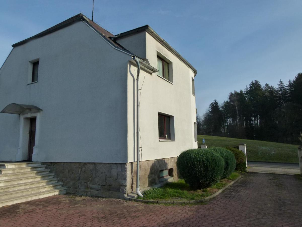 Penzion Ubytovani U Parku S Parkovistem Česká Lípa Exterior foto